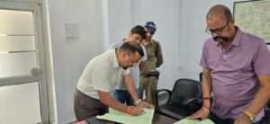 जिलाधिकारी की विभिन्न कार्यालय का औचक निरीक्षण, कई अधिकारी-कर्मचारी अनुपस्थित